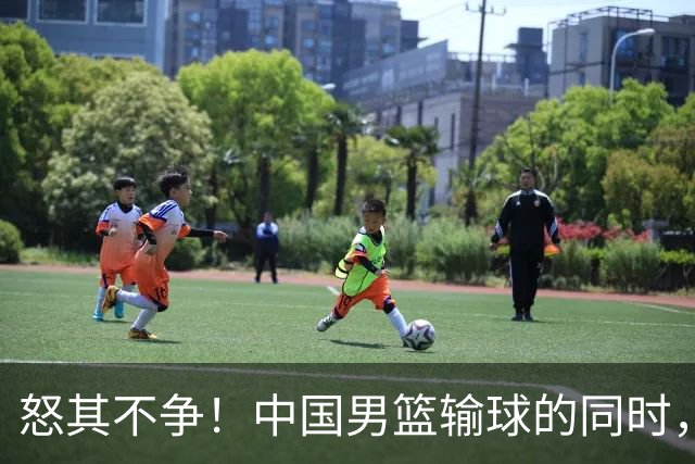 怒其不争！中国男篮输球的同时，日本替补席做出哭鼻子的嘲讽动作